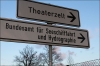 Wegweiser zum Theaterzelt in Rostock